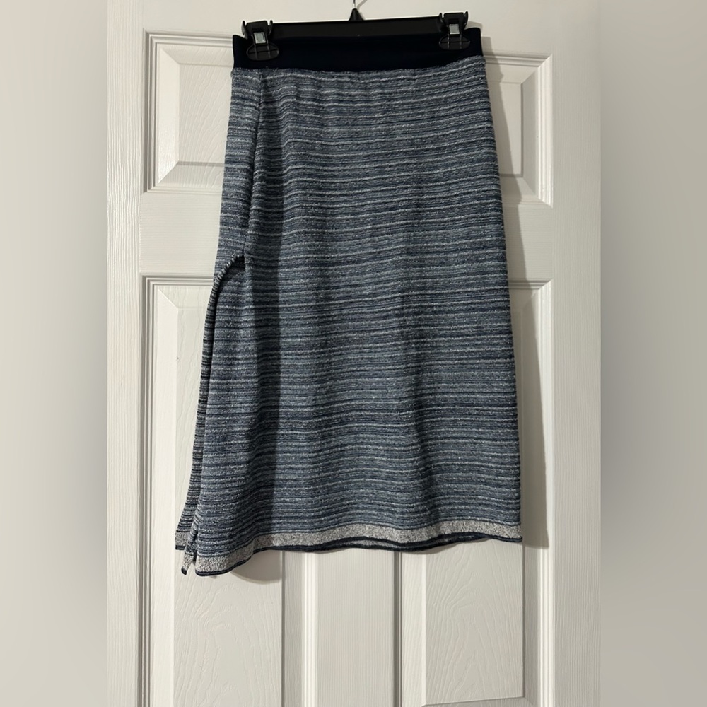 M. Rena Womens Pencil Stretch skirt is one size SM.